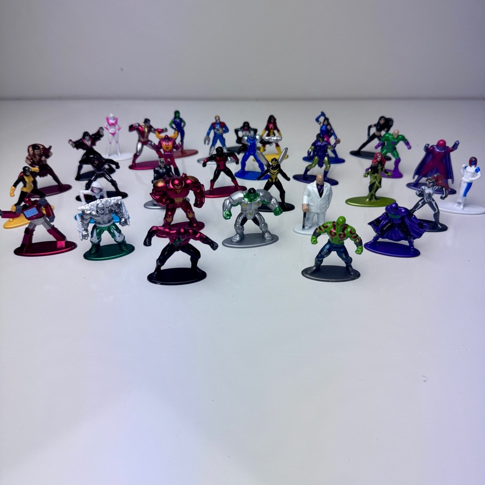 Marvel and DC Comics 1.65" Die-Cast Collectable (32) Figures